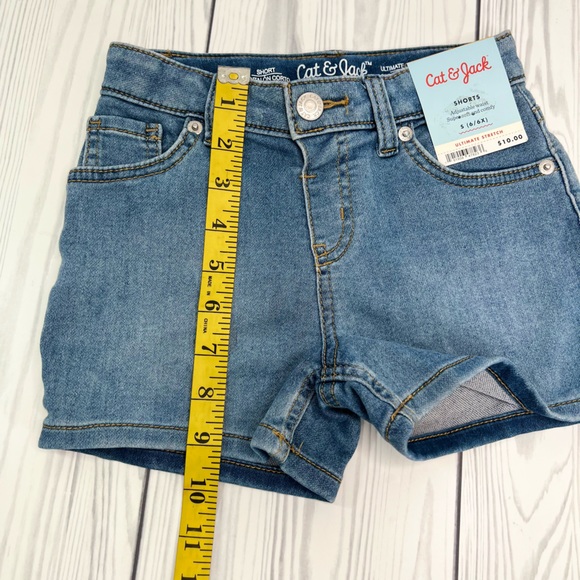 Cat & Jack Girls’ Ultimate Stretch Short Jeans - Picture 4 of 6